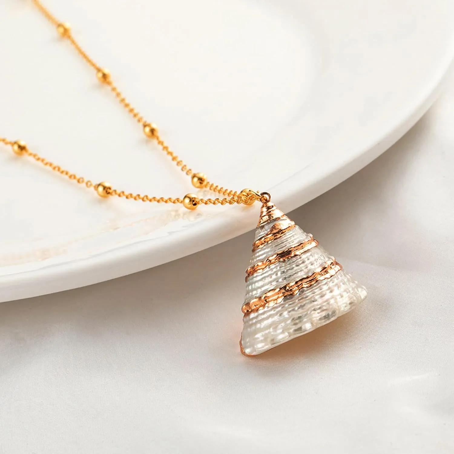 5Pcs Natural Scallop Conch Seashell Necklace Inlaid with Gold Rimmed Sea Shell Necklace Adjustable Seashell Jewelry Gifts for Women