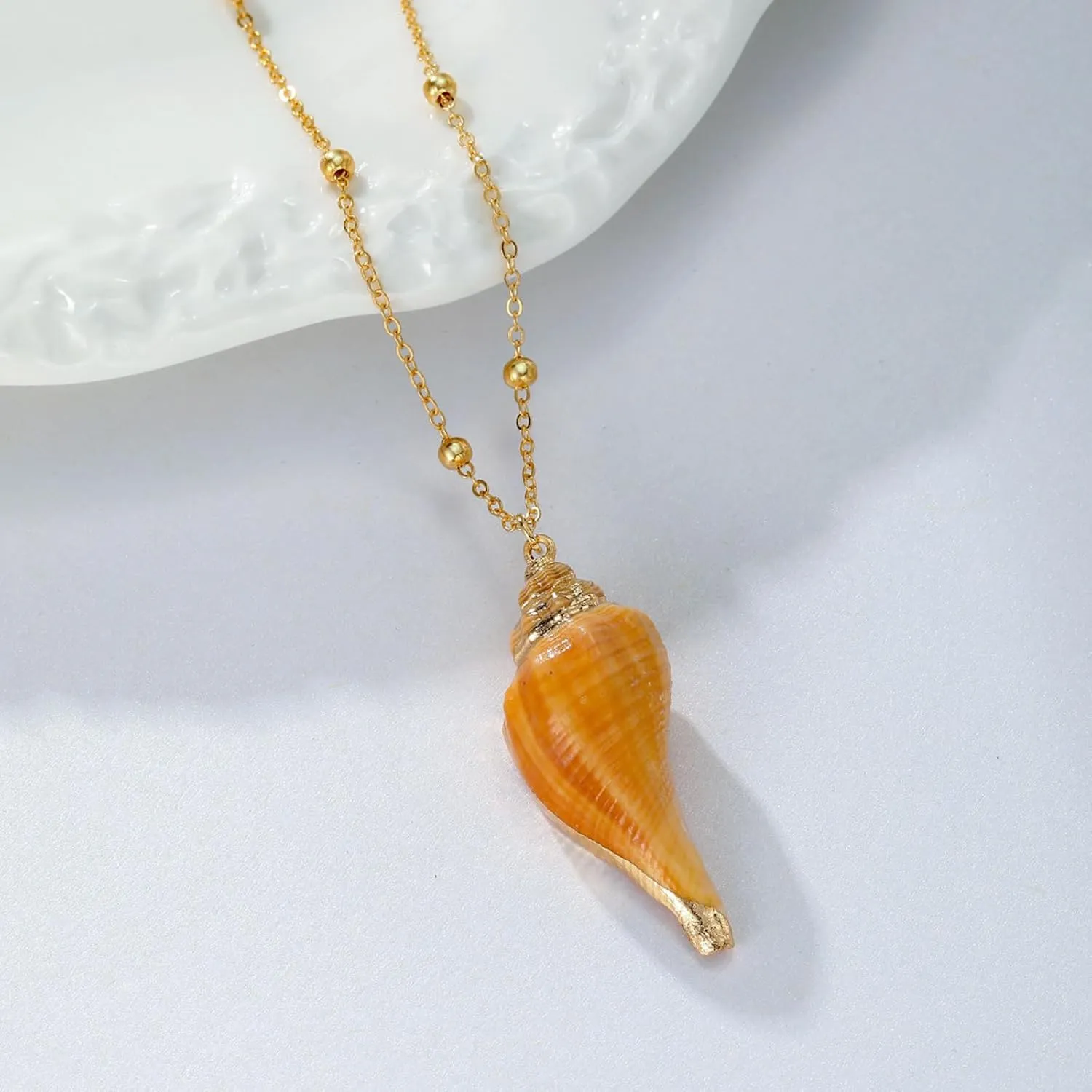 5Pcs Natural Scallop Conch Seashell Necklace Inlaid with Gold Rimmed Sea Shell Necklace Adjustable Seashell Jewelry Gifts for Women