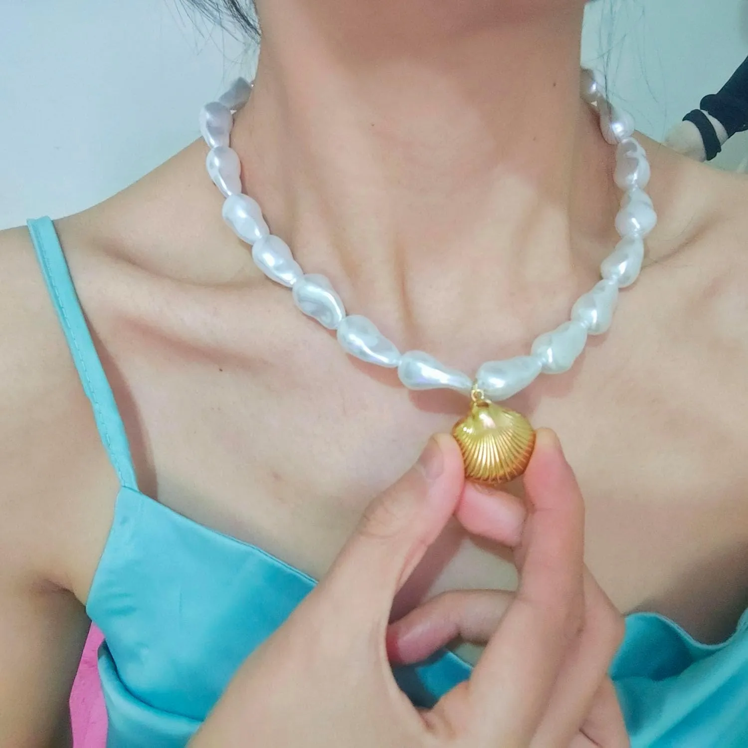 Gold Starfish Necklace for Women Chunky Baroque Pearl Shell Pendant Necklace Big Pearl Seashell starfish Necklaces Summer Jewelry Gifts for Women