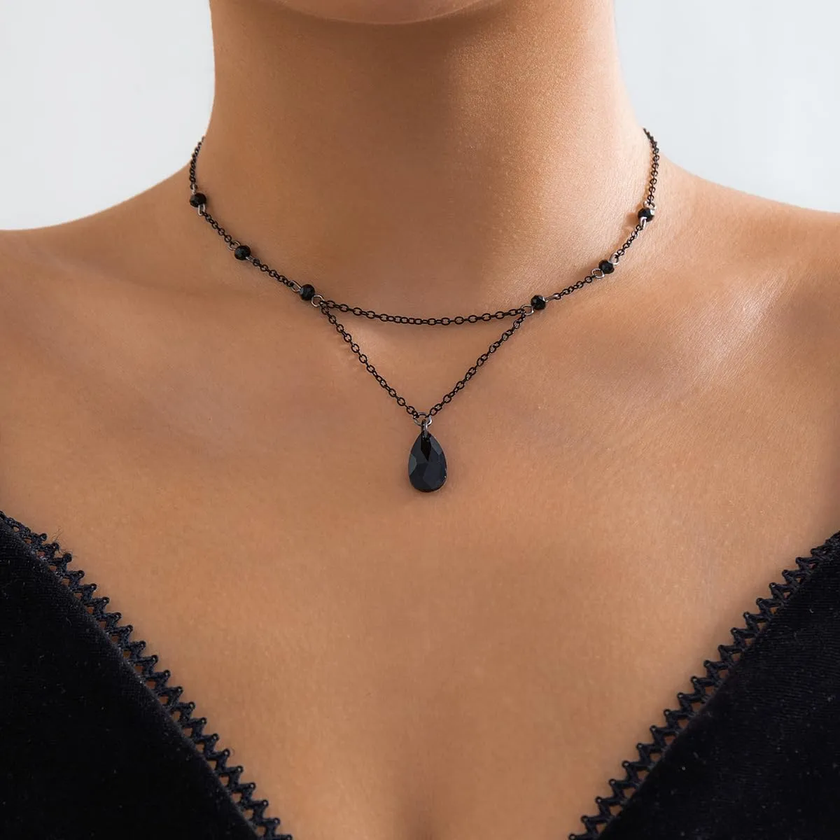 Gothic Blood Drop Choker Necklace for Women Vintage Red Black Teardrop Crystal Pendant Necklace Dark Style Vampire Layering Necklaces Y2k Goth Necklaces Halloween Birthday Party Jewelry